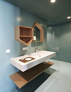 ein Bad mit einem Waschbecken und einer Glasdusche in der Unterkunft Badhaus - Hotel/Restaurant/Café in Bad Hall