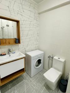 Bilik mandi di Modern Studio with Panoramic Mountain View