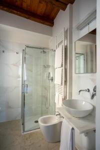 La salle de bains est pourvue de 2 lavabos et d'une douche. dans l'établissement Foscà Venice Rooms, à Venise