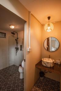 Ванная комната в เดอะริเวอร์ แม่กำปอง The River Maekampong Chiang Mai