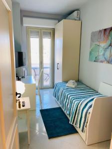 een slaapkamer met een bed, een bureau en een raam bij B e B Le Terrazze sul mare in Catanzaro Lido