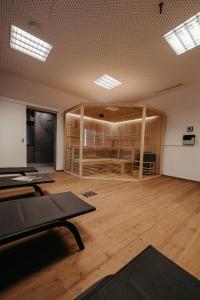 um quarto amplo com pisos e mesas de madeira em An der Lage em Spielfeld