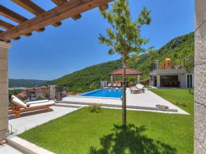 une cour avec une piscine et une maison dans l'établissement Villa Finca Lazeta, à Studenci
