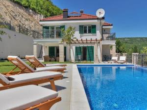 eine Villa mit einem Pool vor einem Haus in der Unterkunft Villa Finca Lazeta in Studenci