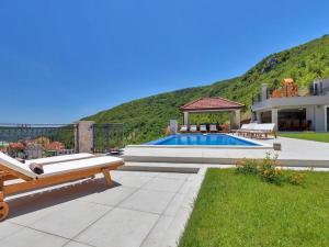 dom z basenem i altaną w obiekcie Villa Finca Lazeta w mieście Studenci