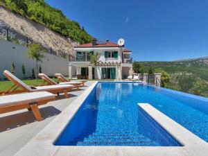 ein Haus mit einem Pool vor einem Haus in der Unterkunft Villa Finca Lazeta in Studenci