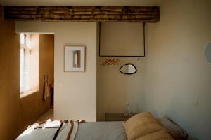 sypialnia z łóżkiem i lustrem na ścianie w obiekcie Plein 11 w mieście Maarkedal