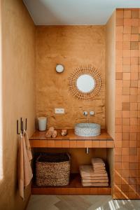 uma casa de banho com um lavatório e um espelho em Plein 11 em Maarkedal