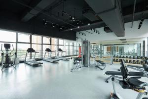 Fitness centrum a/nebo fitness zařízení v ubytování base-PUSAN Serviced Apartment -Shanghai New International Expo Centre