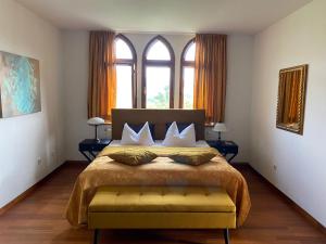En eller flere senge i et værelse på Hotel & Restaurant Schloss Weißenburg