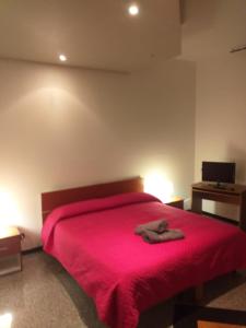 1 dormitorio con cama roja y manta roja en Bari rooms on the sea, en Bari