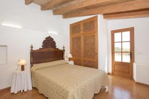 ポリェンサにあるVilla Creusのベッドルーム1室(ベッド1台付)、木製のドア