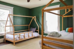 a bedroom with two bunk beds and green walls at 3 Bedroom House near Blue Mountain Brewery in Roseland