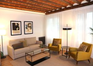 a living room with a couch and two chairs at Apartamento Premium en Pleno Casco Viejo de Bilbao in Bilbao