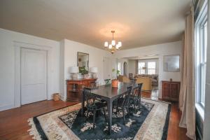 a dining room with a table and a living room at 3 Bedroom House near Blue Mountain Brewery in Roseland