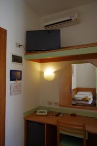 TV a/nebo společenská místnost v ubytování Hotel Dolomiti