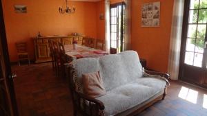 un soggiorno con un divano e un tavolo di Maison de vacances a Trévières