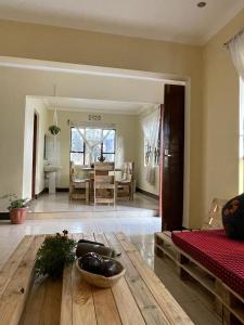 een woonkamer met een tafel en een eetkamer bij Wonders Hostel in Arusha