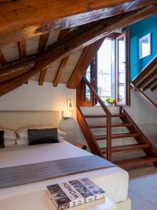 - une chambre avec un lit et un escalier dans l'établissement Foscà Venice Rooms, à Venise