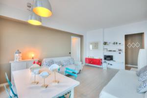 una sala de estar con un sofá y una mesa en La Casa al Sole - beautiful sea view - Happy Rentals, en Cervo 12 fotos más