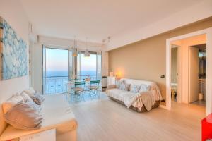 ein Wohnzimmer mit einem Sofa und einem Tisch in der Unterkunft La Casa Al Sole sea view 400mt from sea - Happy Rentals in Cervo
