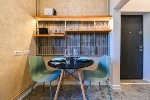 a dining room with a table and four chairs at Designer Central Getaway in Cluj-Napoca