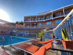 ein Resort mit einem Pool und einem Hotel in der Unterkunft Auberge Les Montagnes du Paradis in Agadir