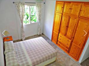 タサコルテにあるApartamento El Tejarのベッドルーム1室(ベッド1台、ドレッサー、窓付)