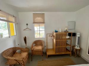 Cette chambre comprend un lit, deux chaises et une table. dans l'établissement Casa Malacitano, Caminito del Rey, à Valle de Abdalagís