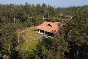 een luchtzicht op een huis in het bos bij StayVista at Cedar @ Strelitzia in Chikmagalur