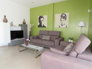 ein Wohnzimmer mit 2 Sofas und einem TV in der Unterkunft Villa Chopin La Marina in San Fulgencio