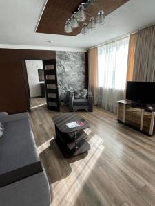杜布諾的住宿－Готель "Дубно"，带沙发和电视的客厅