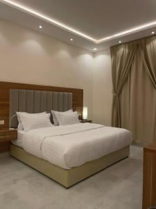 Ein Bett oder Betten in einem Zimmer der Unterkunft الجنى للشقق المخدومة