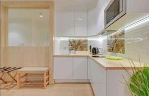 Kuchyňa alebo kuchynka v ubytovaní Apartament Gdańsk Śródmieście Tartaczna 42 + 2 fotografie