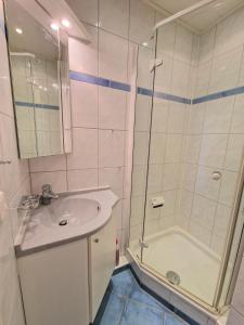 ein Badezimmer mit einer Dusche, einem Waschbecken und einer Badewanne in der Unterkunft Ferienpark H11-002 Ferienpark in Heiligenhafen