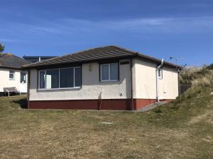 een huis aan de zijkant van een grasveld bij D56 Beachcomber, Riviere Towans in Hayle