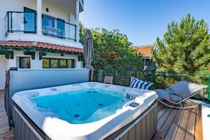 wanna z hydromasażem na pokładzie domu w obiekcie O'DUNE Pyla Plage -appartement jacuzzi vue mer - w mieście Pyla-sur-Mer