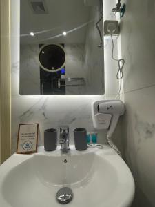 邁季邁阿的住宿－الجنى للشقق المخدومة，浴室设有水槽,上面有2杯