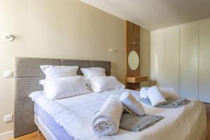 Postel nebo postele na pokoji v ubytování O'DUNE Pyla Plage -appartement jacuzzi vue mer -