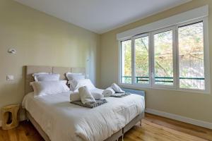 Postel nebo postele na pokoji v ubytování O'DUNE Pyla Plage -appartement jacuzzi vue mer -