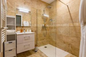 łazienka z prysznicem i umywalką w obiekcie O'DUNE Pyla Plage -appartement jacuzzi vue mer - w mieście Pyla-sur-Mer +5 zdjęć
