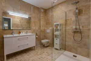 Koupelna v ubytování O'DUNE Pyla Plage -appartement jacuzzi vue mer -