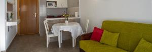 Posezení v ubytování Apartamento con terraza y piscina - Todoholiday