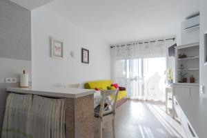 Posezení v ubytování Apartamento con terraza y piscina - Todoholiday