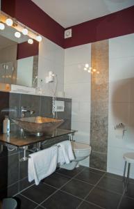 La salle de bains est pourvue d'un lavabo et de toilettes. dans l'établissement Parkhotel Hitzacker, à Hitzacker