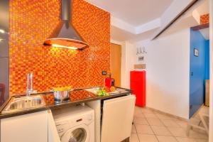 Η κουζίνα ή μικρή κουζίνα στο Il Suono del Mare 200m from sea - Happy Rentals