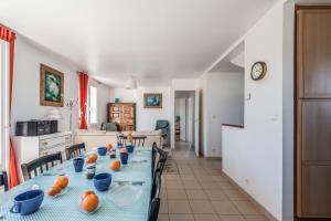 a dining room and kitchen with a table and chairs at Ker Kast - Grande maison proche plage in Saint-Cast-le-Guildo