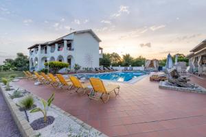 Piscina de la sau aproape de Villa Del Sol Corfu