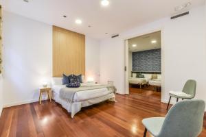 マドリードにあるCentrico apartamento en las inmediaciones de Gran Víaのベッドルーム1室(ベッド1台付)、リビングルームが備わります。