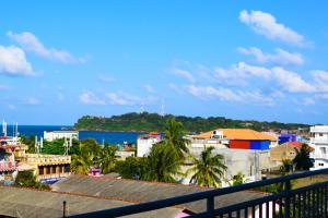 uma vista para uma cidade com edifícios e o oceano em Catamaran6 Guest Inn em Trincomalee